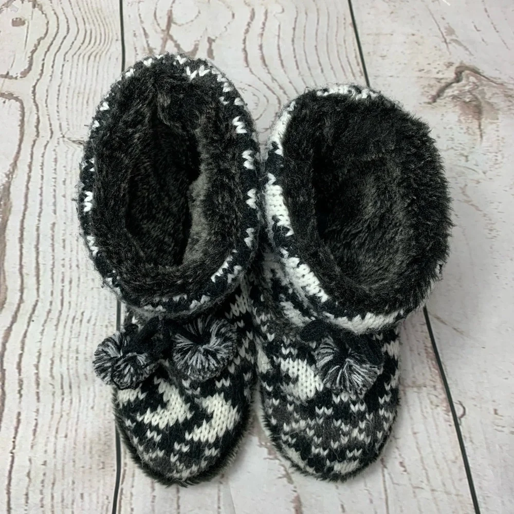 SO Black & White Tribal Faux Fur Slippers Sz 5/6